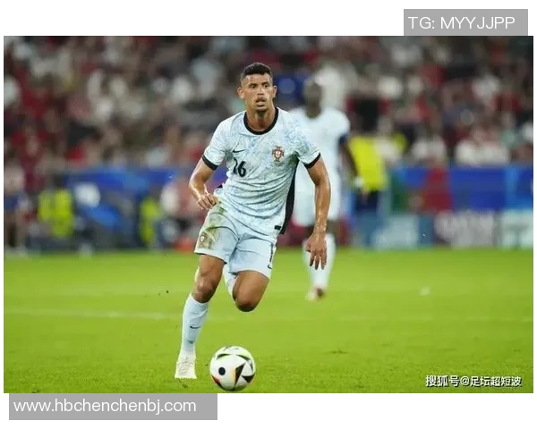 哪个足球明星的爱情故事让球星倾心于她的魅力与才华